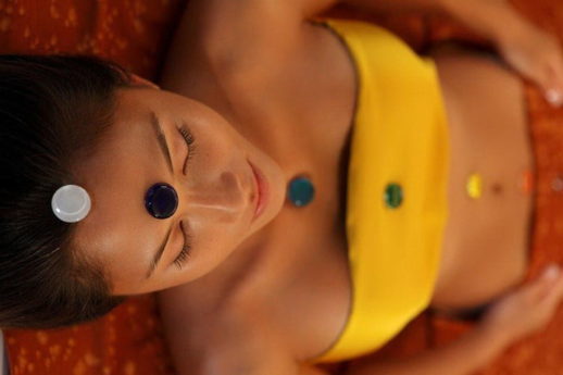 Come riequilibrare i Chakra con i cristalli e la meditazione