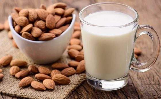 Sette benefici del latte di mandorle