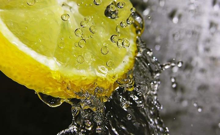 Acqua e limone: quali sono i reali benefici?