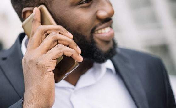 Il cellulare può causare un tipo letale di tumore al cervello? Il dibattito è ancora aperto.