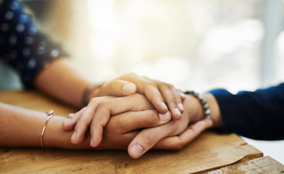 Tenere la mano del proprio partner può alleviare il suo dolore