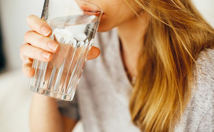 Bere molta acqua riduce le infezioni della vescica nelle donne, uno studio