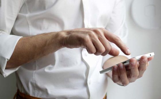 Attenzione a non appoggiare il cellulare alla testa: lo dicono le stesse istruzioni dei cellulari