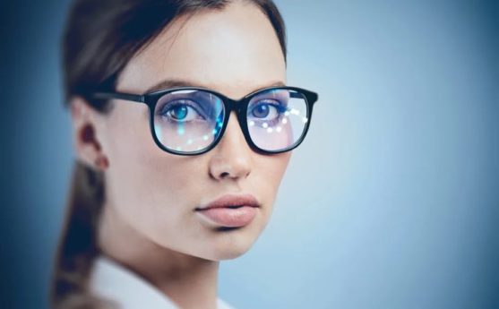 Gli occhiali multifunzione che monitorano la salute, proteggono gli occhi e si usano con i videogiochi