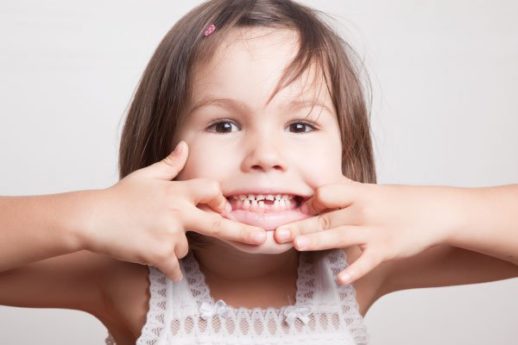 e se il bambino picchia i denti che faccio?