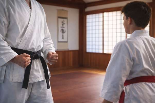 Disciplina, presenza, consapevolezza e crescita personale: il karate può insegnare ai giovani molto più di una semplice pratica sportiva. Ne parliamo con il maestro Walter Sorosina.
